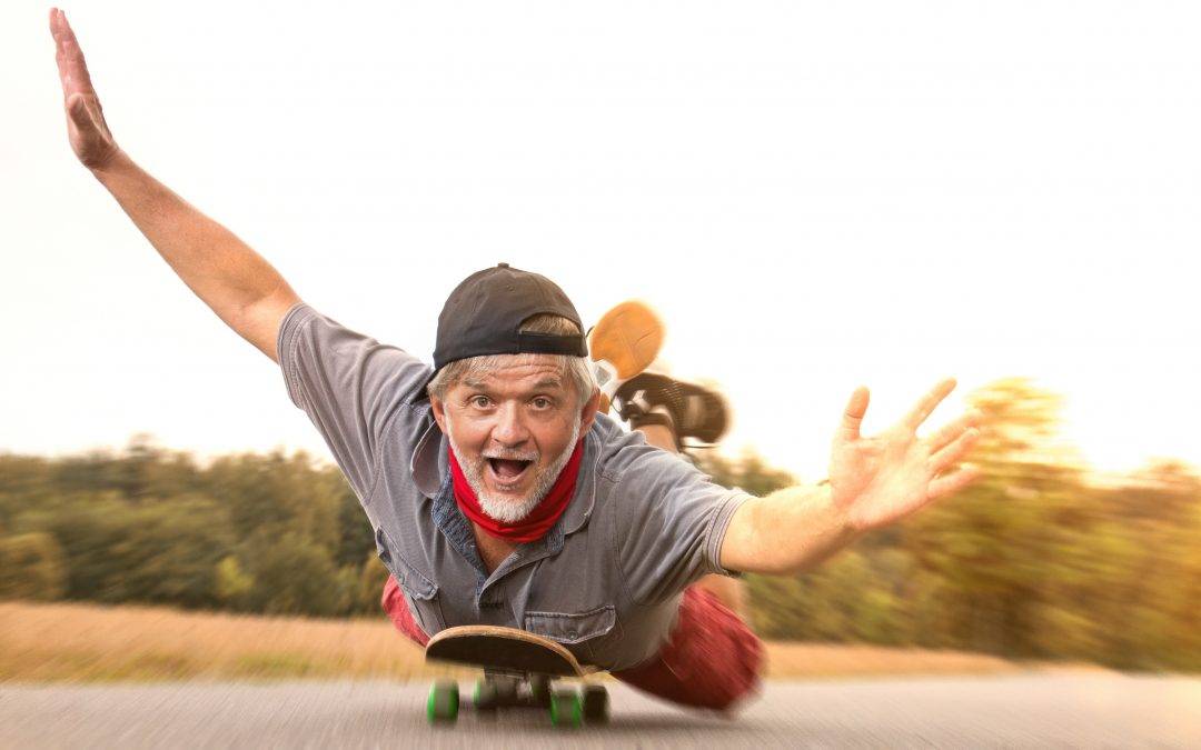 Glücklich sein: Rentnerpower auf Skateboard überglücklich
