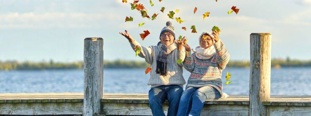 Altersrente - aktive lebensfrohe Senioren im Herbst