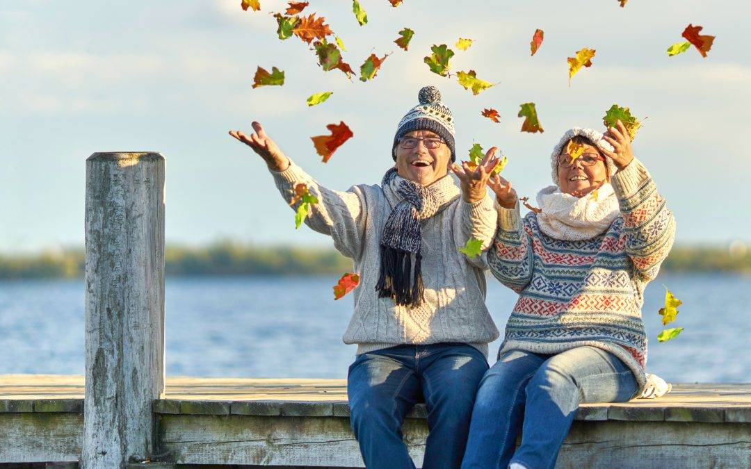 Altersrente - aktive lebensfrohe Senioren im Herbst